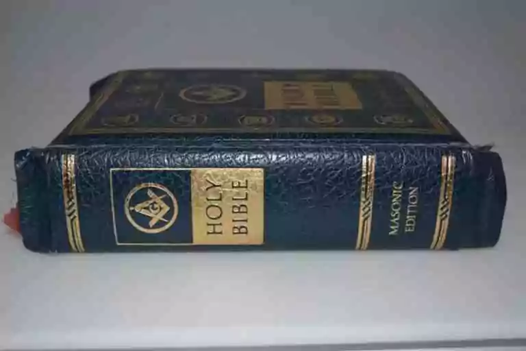 La différence entre la Bible maçonnique et la Sainte Bible
