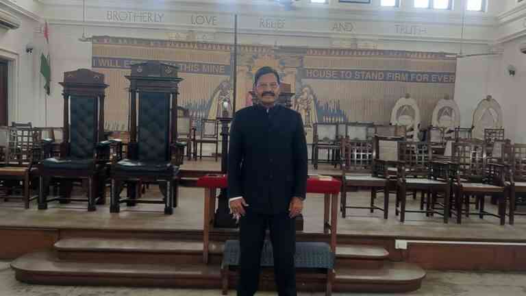 Les visiteurs font une visite du temple au Freemasons Hall à Egmore en Inde