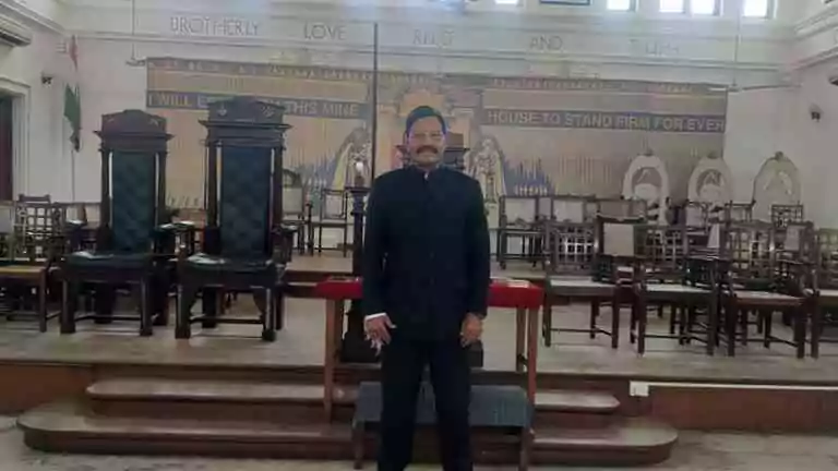 Les visiteurs font une visite du temple au Freemasons Hall à Egmore en Inde