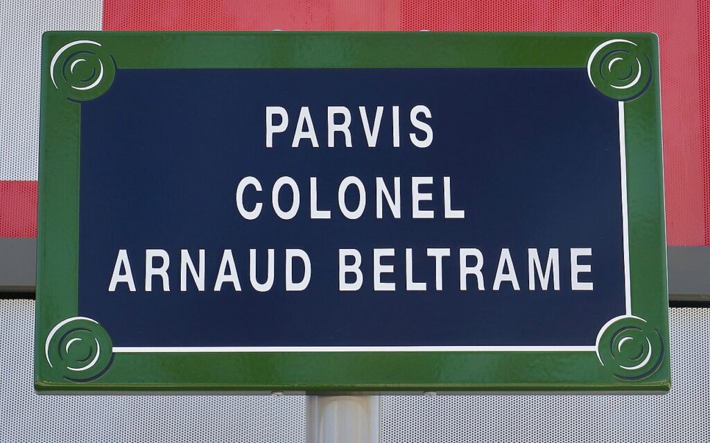 Parvis-Colonel-Arnaud-Beltrame-devant-la-gare-de-Versailles-Chantiers-Yvelines.-1024x639