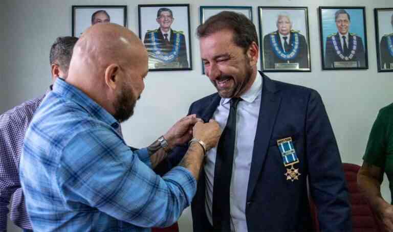 Hildon Chaves est honoré d’une médaille commémorant le 40e anniversaire du Grand Orient du Brésil