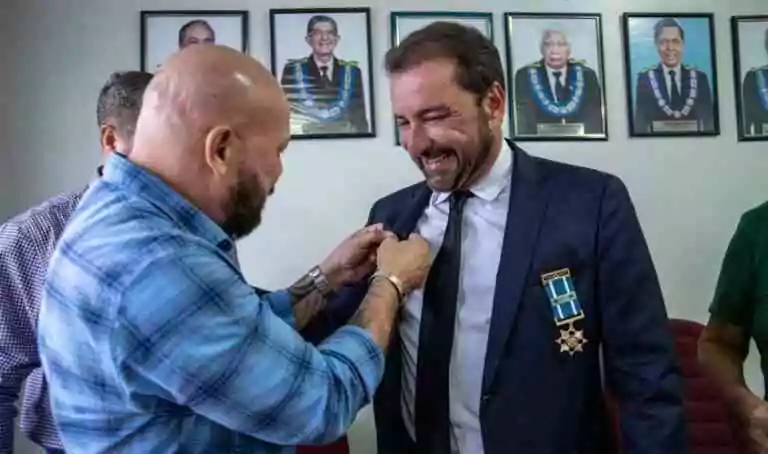 Hildon Chaves est honoré d&rsquo;une médaille commémorant le 40e anniversaire du Grand Orient du Brésil