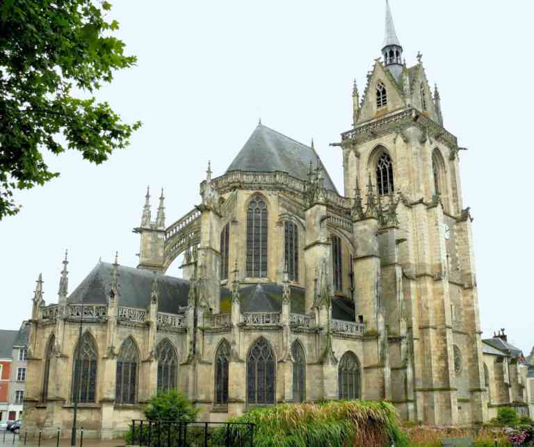 Les Compagnons du devoir font renaitre Notre-Dame-des-Marais de La Ferté-Bernard