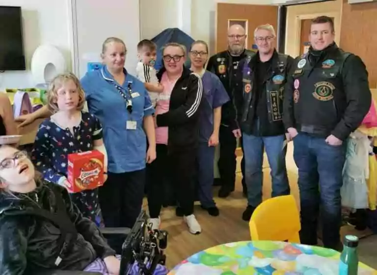 Les francs-maçons motards offrent des œufs de Pâques aux enfants