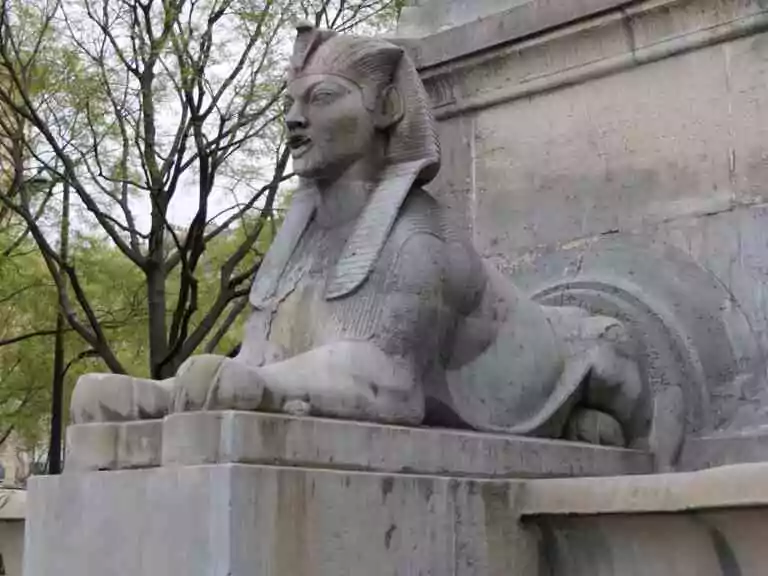 La fontaine du Palmier, ou fontaine du Châtelet, détail. Sphinx sculpté par Henri-Alfred Jacquemart.