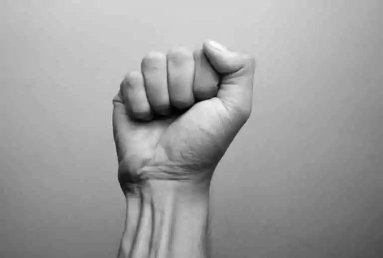 Opposer à l’universalisme un premier mais ? Réfléchissons !