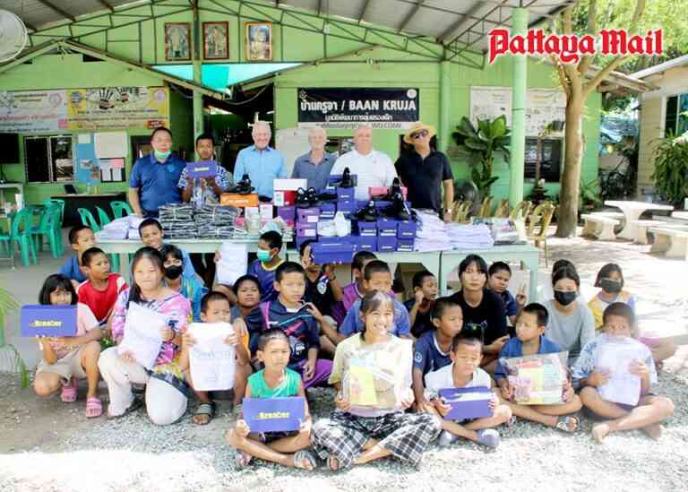 Francs-maçons, Rotariens, Pattaya Sports Club, font don d’uniformes scolaires aux enfants défavorisés