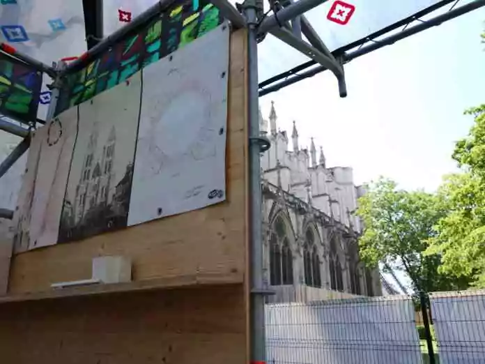 La loge à l'ombre de la basilique cathédrale Saint-Denis