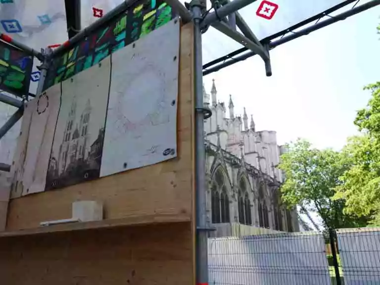 La loge à l'ombre de la basilique cathédrale Saint-Denis
