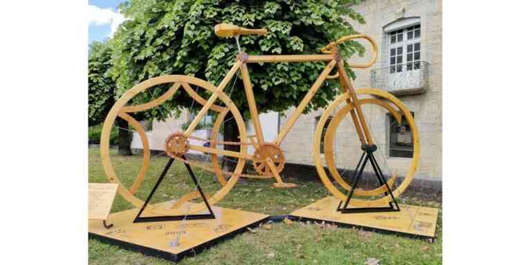 Les Compagnons du Tour de France installent un vélo géant en bois à Arbois