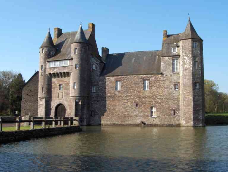Une Dame Blanche hante t’elle vraiment le château de Trecesson ?