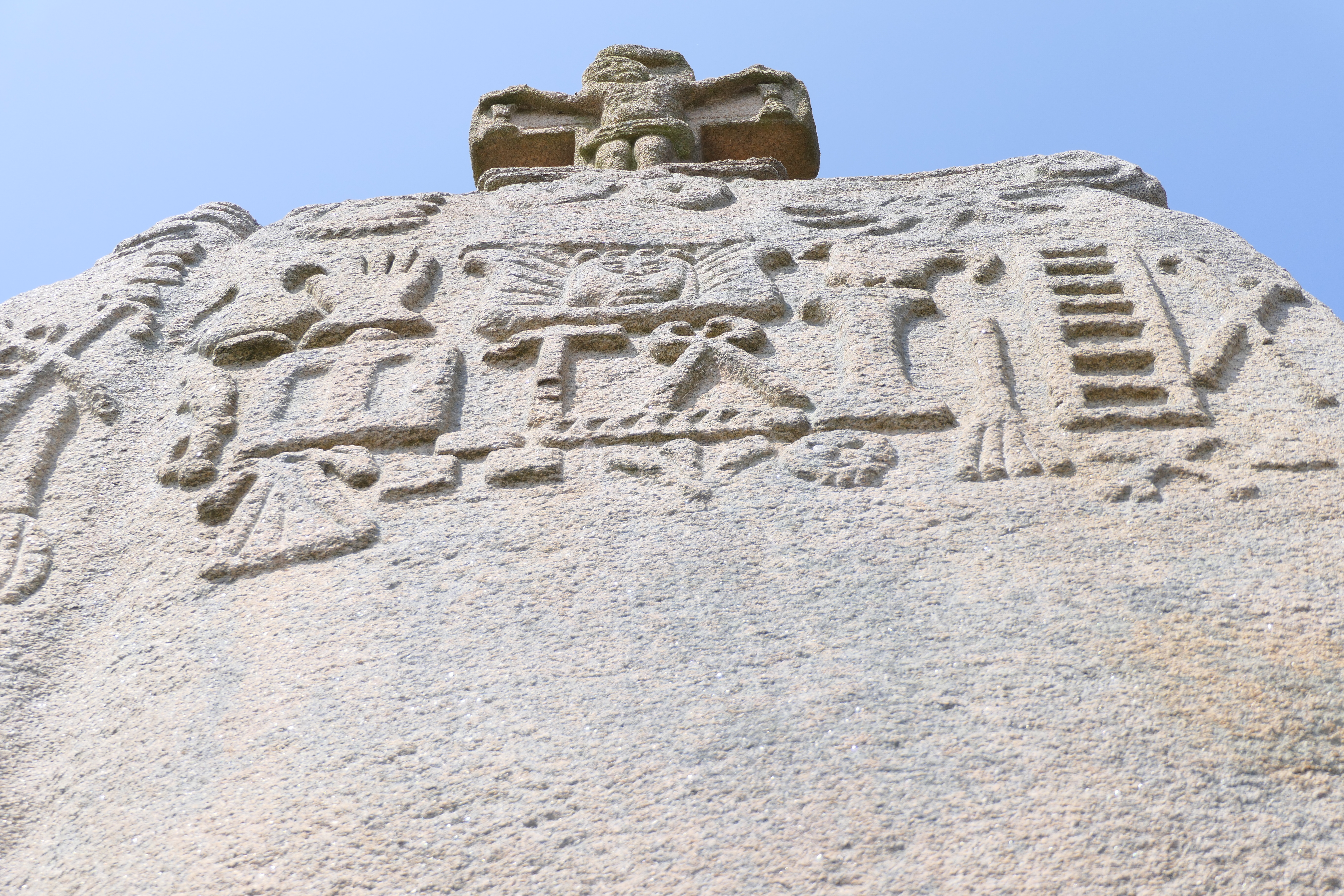 Menhir de Saint-Uzec, Pleumeur-Bodou – Glossaire de la franc-maçonnerie 450.fm