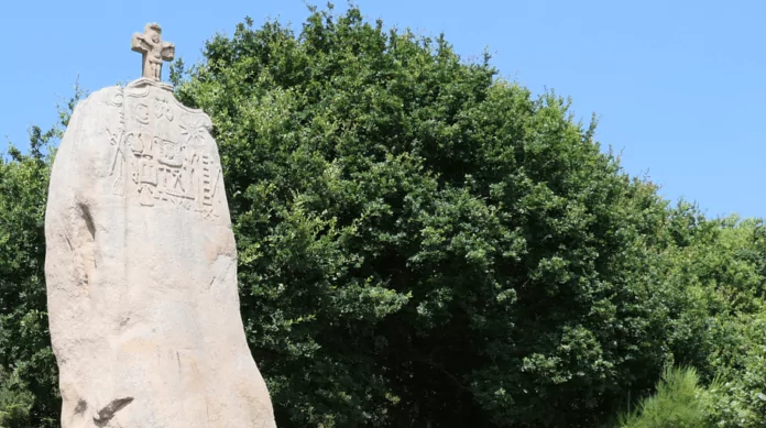 Le menhir de Saint-Uzec