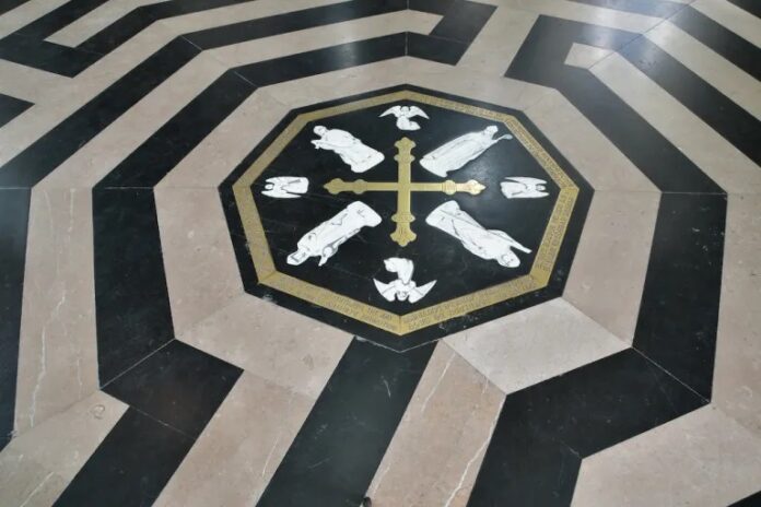 Les labyrinthes dans les églises : décryptage d’un mystère médiéval dans Recherches & Reflexions labyrinthe-2-696x464