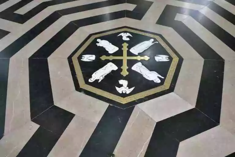 Les labyrinthes dans les églises&nbsp;: décryptage d’un mystère médiéval