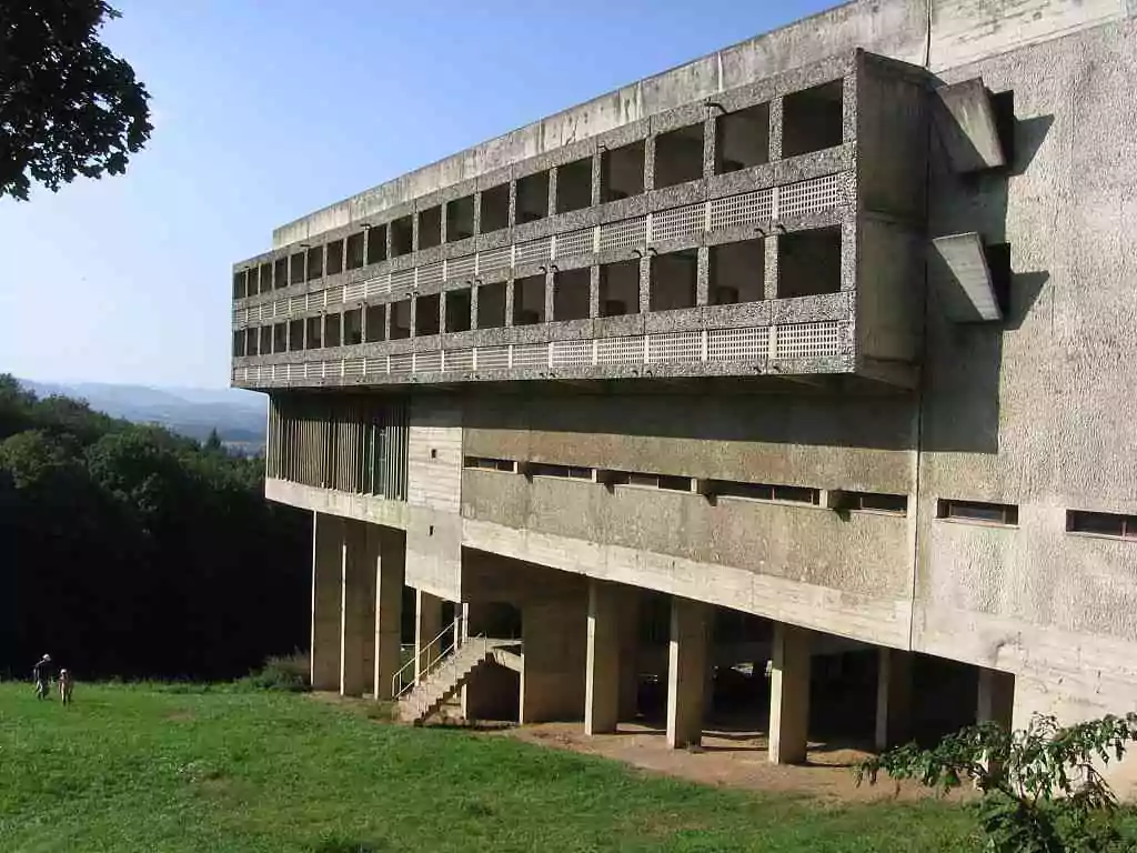 Façade sud du couvent Sainte-Marie de La Tourette.