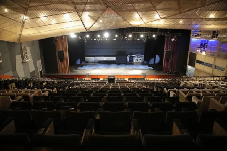 Rideau : du rituel maçonnique comme théâtralité libératrice