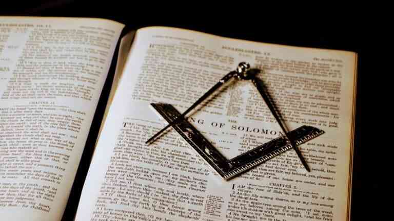 Rencontrez les francs-maçons, hommes excommuniés par les papes catholiques