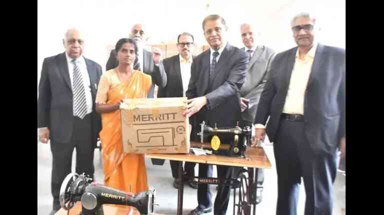 En Inde, les francs-maçons offrent des outils aux commerçants et aux vendeurs ambulants…