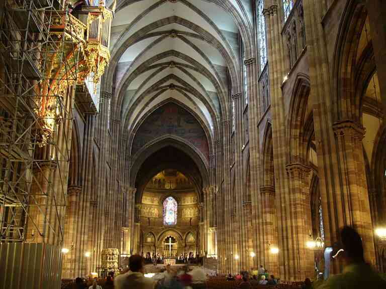 Laurent Ridel pose la question : « La cathédrale de Strasbourg fut-elle la plus haute cathédrale du monde au Moyen Âge ? » 