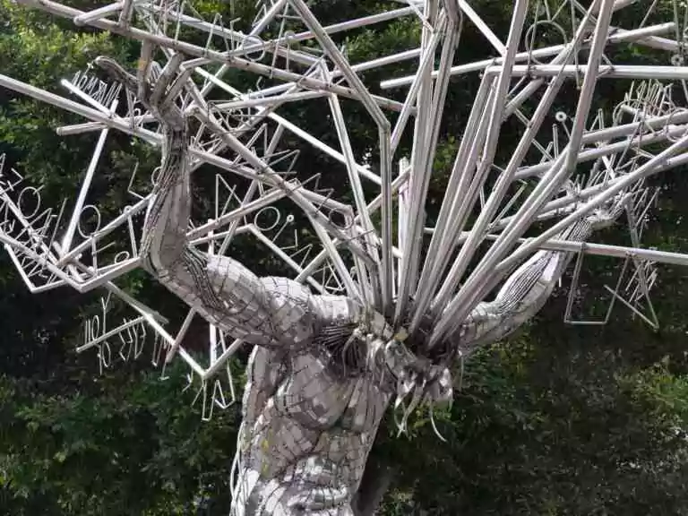 « Lo llevo bien », « Je vais bien », sculpture de Julio Nieto, Plaza de España à Santa Cruz de Tenerife (Îles Canaries)