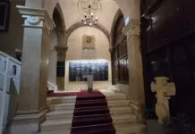 Buste d’Arnaud Beltrame devant le mur commémoratif portant les noms des frères de la Grande Loge disparus au combat