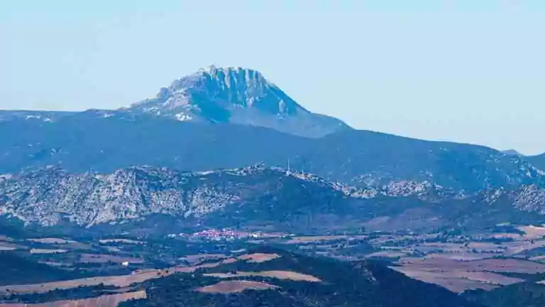Bugarach, vue prise de Forca Real, village de Lesquerde