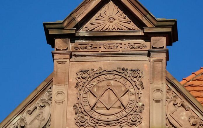 Fronton de la loge maçonnique de Colmar (Haut-Rhin)