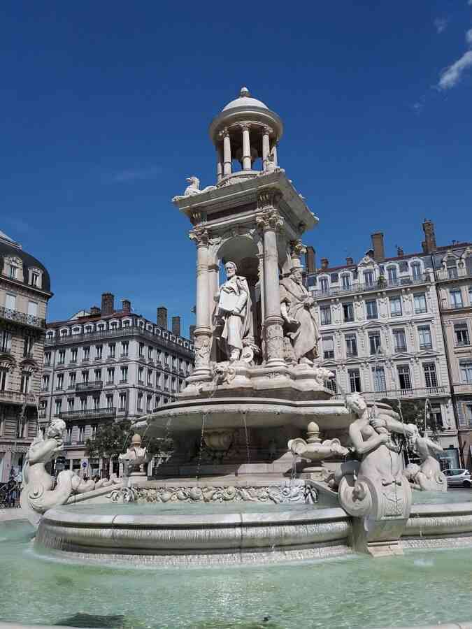 900px Fontaine des Jacobins   Angle Hippolyte Flandrin et Philibert Delorme