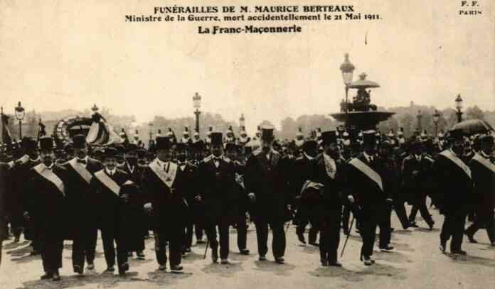 FUNÉRAILLES DE M. MAURICE BERTEAUX, Ministre de la Guerre, mort accidentellement le 21 Mai 1911. La Franc-Maçonnerie