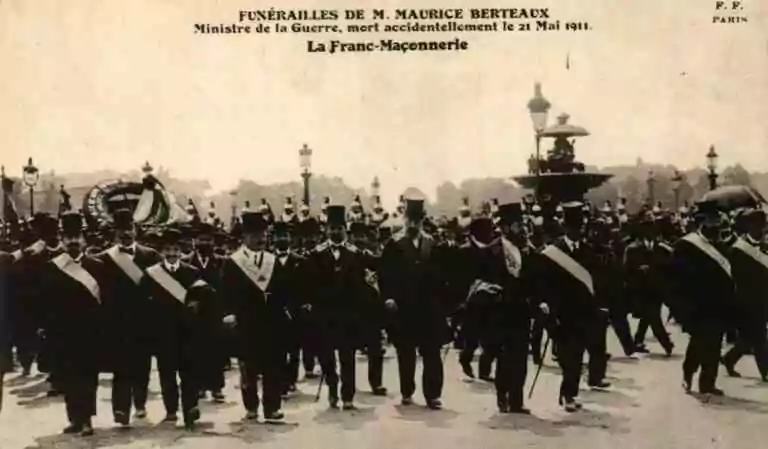 FUNÉRAILLES DE M. MAURICE BERTEAUX, Ministre de la Guerre, mort accidentellement le 21 Mai 1911. La Franc-Maçonnerie