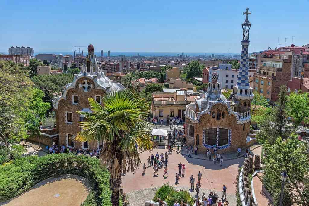 Maisons à l'entrée du Parc Güell, réalisées par Antoni Gaudi, Barcelone, Espagne - Wikimedia Commons