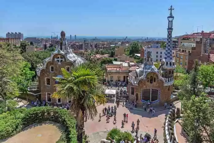 Maisons à l'entrée du Parc Güell, réalisées par Antoni Gaudi, Barcelone, Espagne - Wikimedia Commons