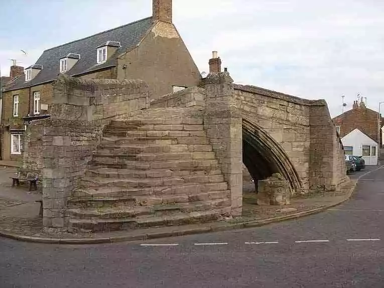 Lieu symbolique&nbsp;: Le Pont de la Trinité de Crowland – Un monument historique unique qui ne traverse plus rien
