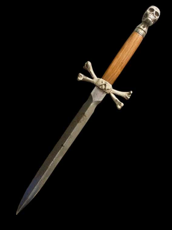 Grande dague de chasse maçonnique avec la poignée en argent massif (Tête de mort et les tibias entrelacés) et en bois au grade de Chevalier Kadosch. Longueur 54 cm. Fabrication Contemporaine. Bon état.
Est. 300/600 €