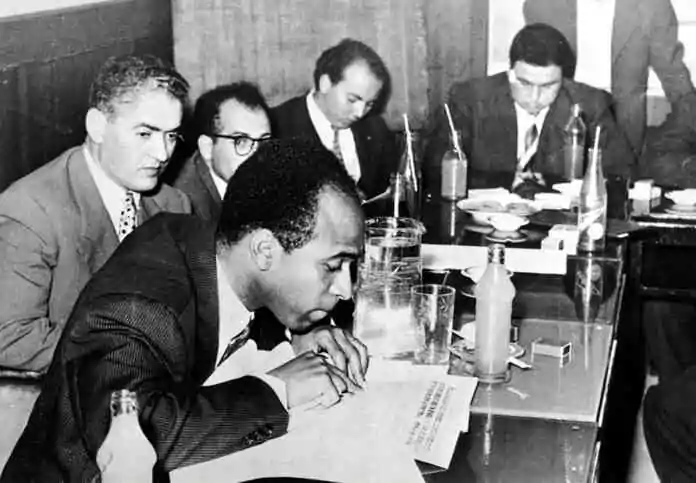 Frantz Fanon lors d'une conférence de presse pendant une conférence d'écrivains à Tunis, 1957