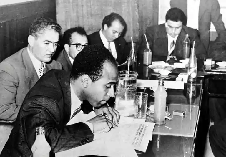 Frantz Fanon lors d'une conférence de presse pendant une conférence d'écrivains à Tunis, 1957
