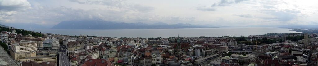 Plus de détails
Vue de la ville, du Léman et de la Haute-Savoie, depuis la cathédrale.