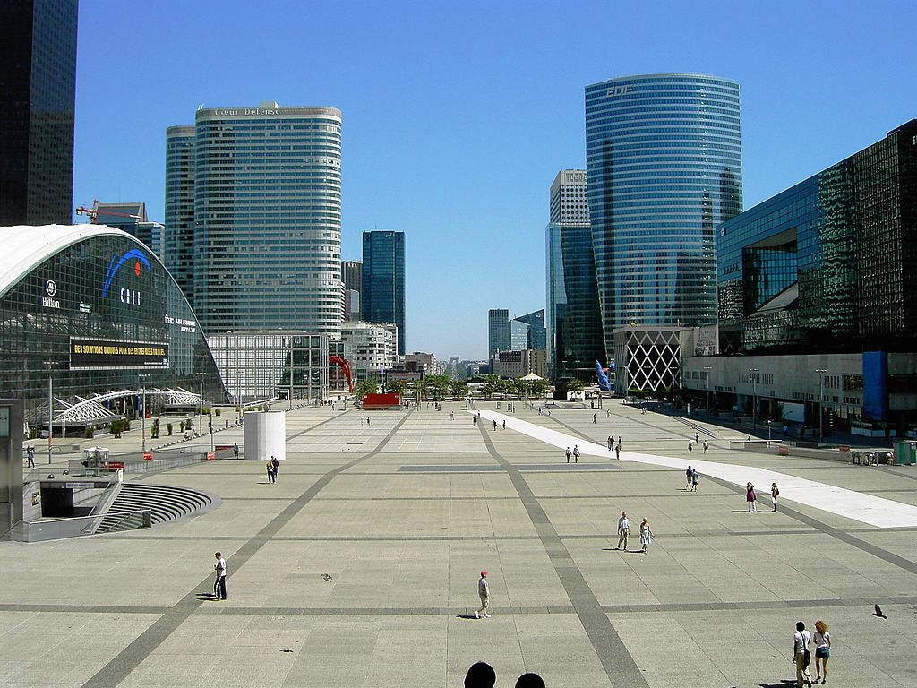 L'arc de triomphe de l'Étoile vu de la Grande Arche