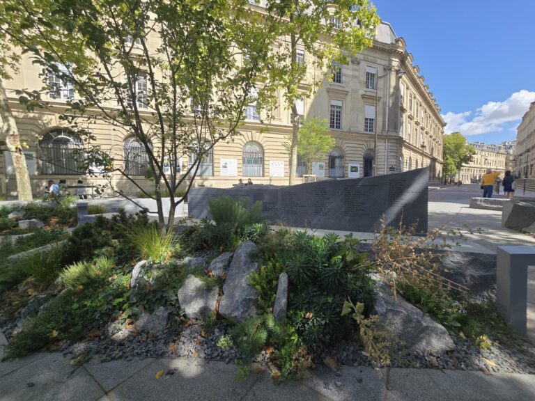 La carte postale du dimanche : Le jardin du 13 novembre 2015 à Paris