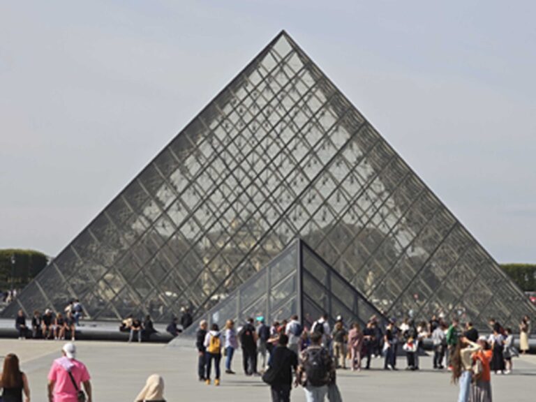 La carte postale du dimanche : Le Louvre, un Temple de lumière et de sagesse
