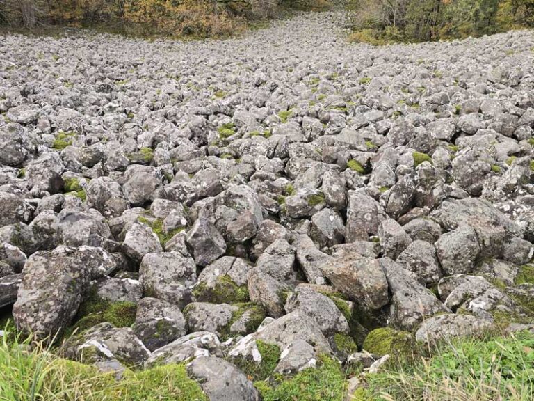 La carte postale du 30 novembre : Des pierres brutes comme s’il en pleuvait