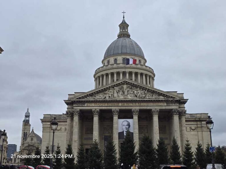 La « Bataille des Arbres de Noël » : Héritage médiéval et compagnonnique d’une concurrence scolaire éternelle