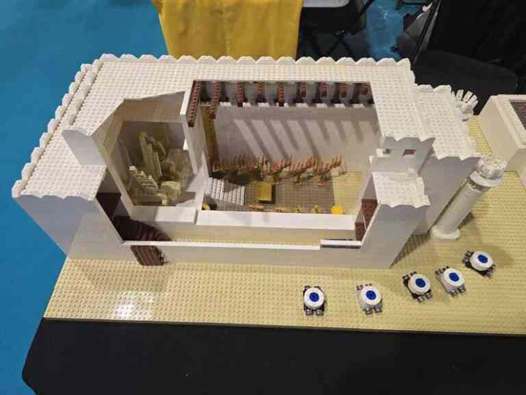 La carte postale du 23 novembre : Quand Lionel bâtit Temple de Salomon et Loge Émulation en Lego