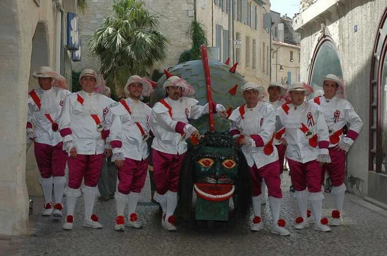 Légendes de France ou d’ailleurs&nbsp;: À Tarascon, la Tarasque, ou l’art de tenir la bête