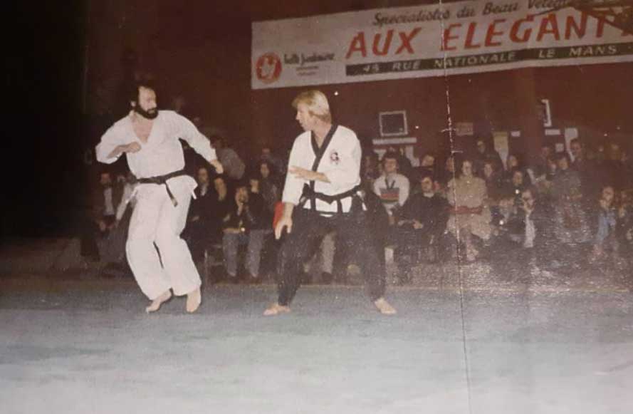 Boucabeille-Norris Chuck Norris en démonstration avec Claude Boucabeille fondateur du KCO, en 1976 au Mans (Salle Gouloumes)