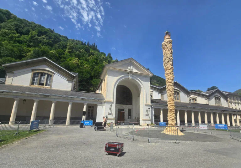 Quand l’arbre devient lumière – Le Brandon de Luchon et la mémoire du solstice