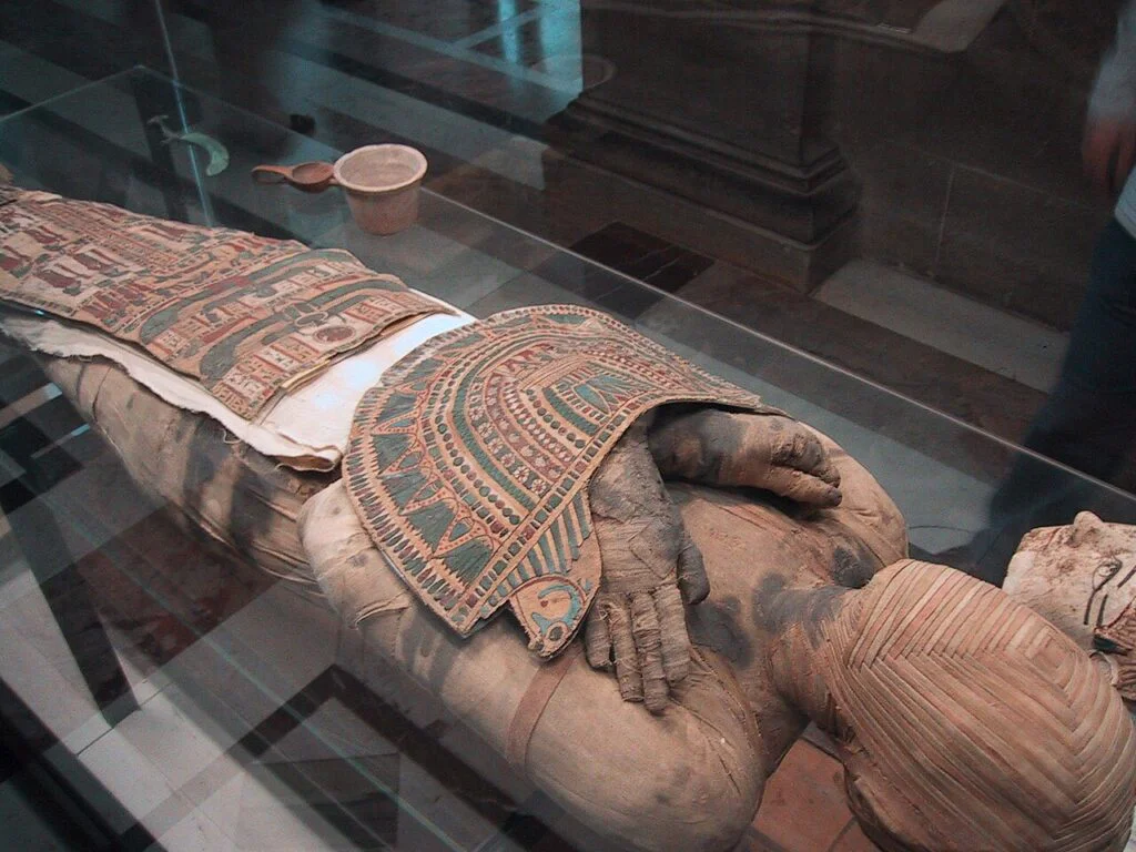 L’Égypte ne cesse pas de nous regarder – 3 revues pour un été pharaonique