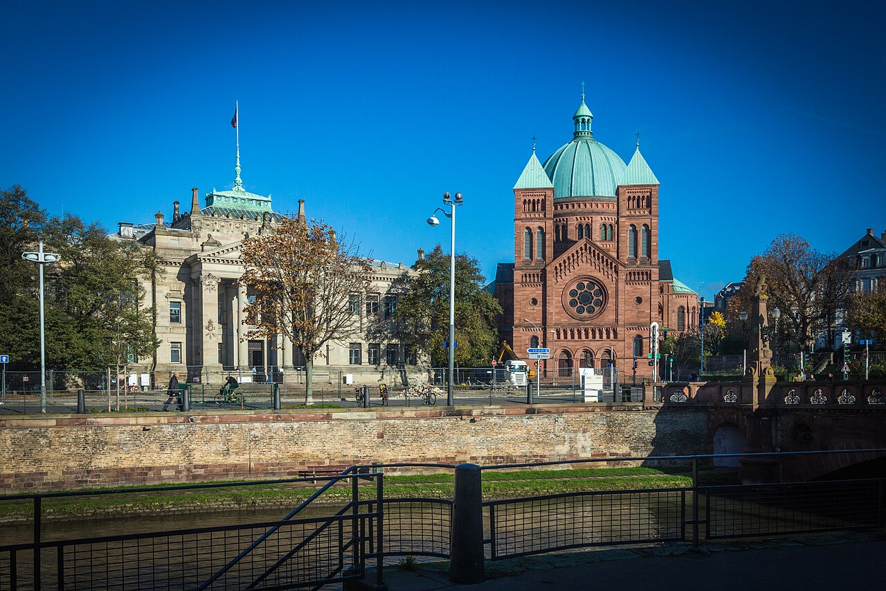 Strasbourg Palais de Justice et église Saint Pierre le Jeune catholique novembre 2013