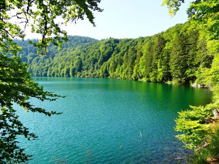 Légendes de France ou d’ailleurs : le Lac Pavin, l’œil noir de l’Auvergne et le Temple englouti